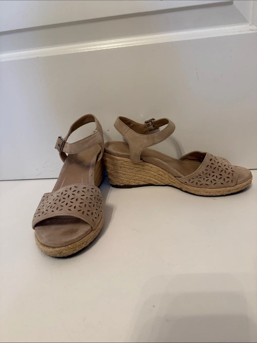 VIONIC SHOES SANDALS WEDGE STRAPS BUCKLES TAN SUEDE SIZE 7.5
